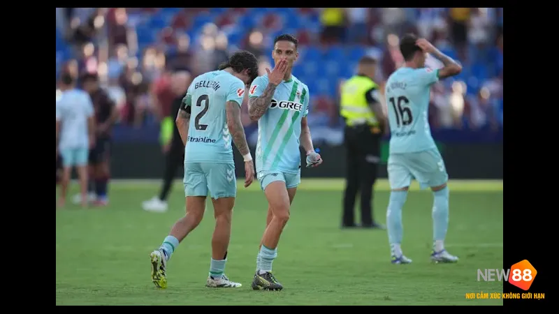 Cầu thủ Real Betis với chiếc áo xanh đang lao vào vị trí sút bóng trước sự áp sát của cầu thủ Nottingham Cầu thủ Real Betis với chiếc áo xanh đang lao vào vị trí sút bóng trước sự áp sát của cầu…